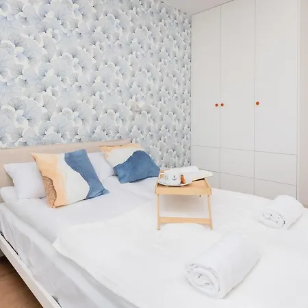 Elegant Pastel Letnicka With Gym & Parking By Renters Appartement *
